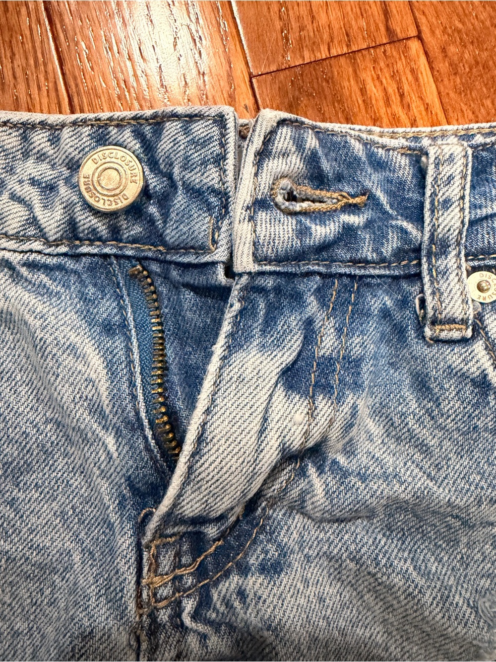 Disclosure Distressed Denim Cutoff Shorts Size 1/25 Light Wash - Picture 3 of 6